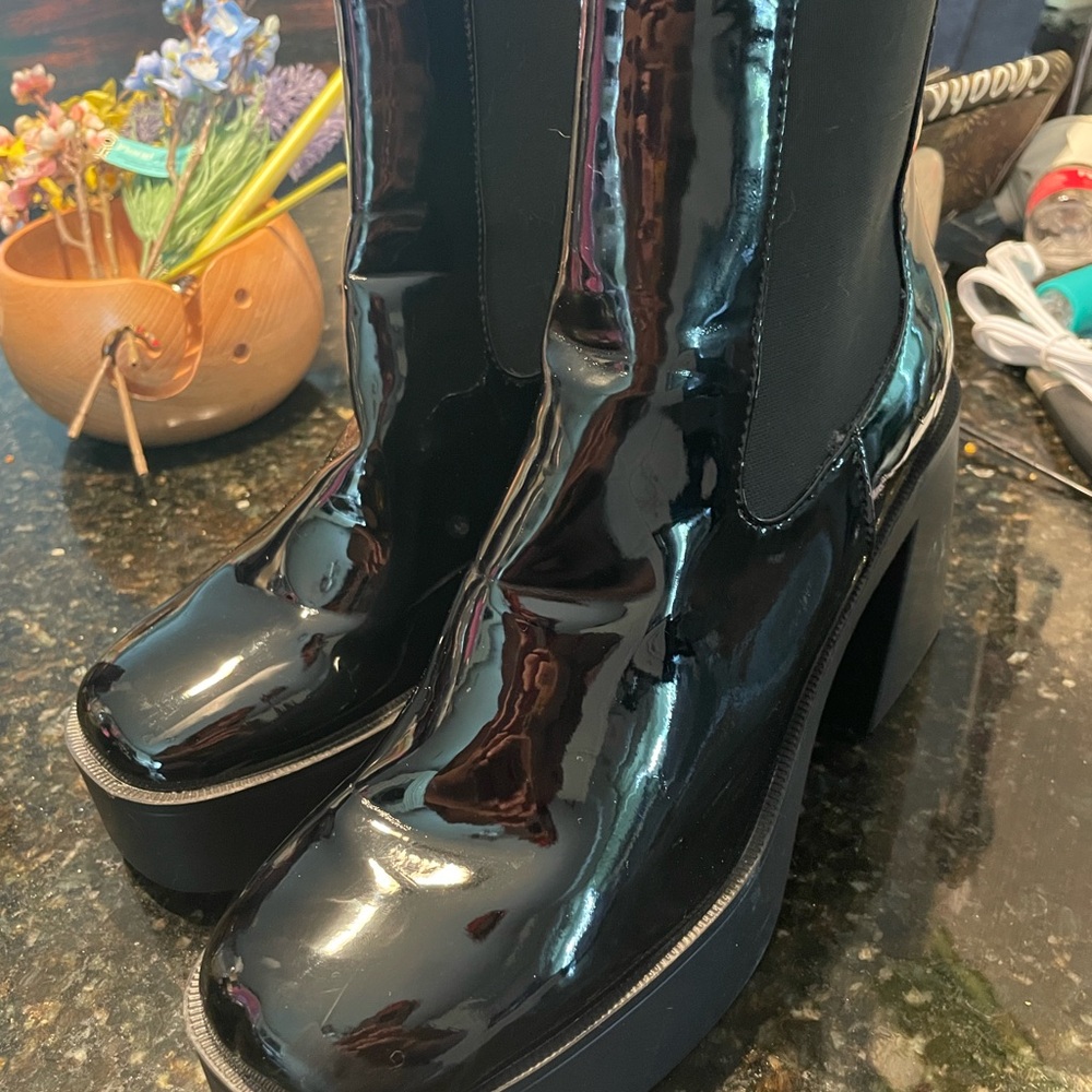 AKIRA Black Heeled Boots Sleek Design